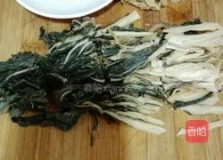 白菜干罗汉果猪骨汤的做法图解2