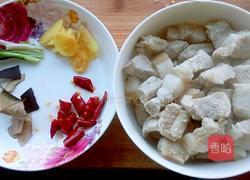 胡萝卜烧肉的做法图解1