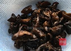 凉拌黑木耳香菜的做法图解1