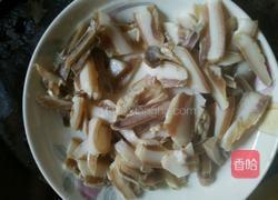 腊猪头皮炒蒜苗的做法图解1