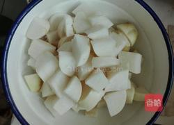 白萝卜茼子骨汤的做法图解3