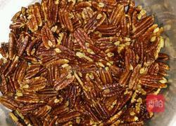 糖霜碧根果的做法图解1