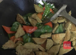 青椒炒臭豆腐的做法图解6