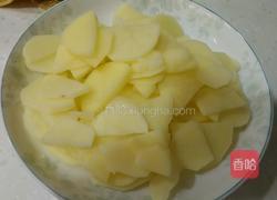 黄豆酱烧土豆片的做法图解1