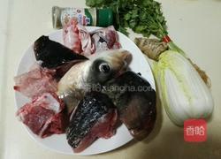 白菜鱼头汤的做法图解1