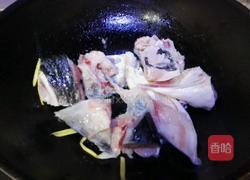 白菜鱼头汤的做法图解5