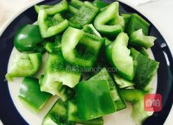 青椒炒蘑菇的做法图解1