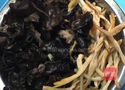 木耳炒火腿的做法图解2