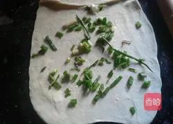 Illustration of how to make scallion pancake 4