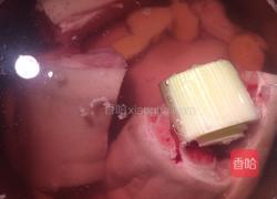 卤香猪蹄炖腐竹的做法图解1