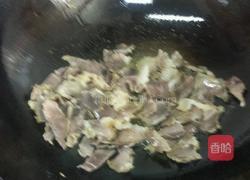 大蒜炒腊肉的做法图解4