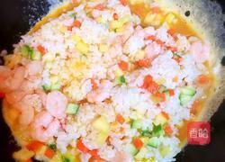 菠萝虾仁炒饭的做法图解6