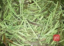 腊肉炒野蕨的做法图解2