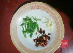 腊肉炒野蕨的做法图解3