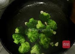 西兰花炒三丁的做法图解6