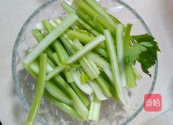 凉拌西芹的做法图解1