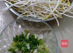 凉拌豆芽的做法图解1