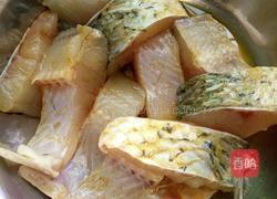 酸笋鱼块的做法图解1