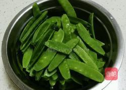 荷兰豆炒香肠的做法图解1