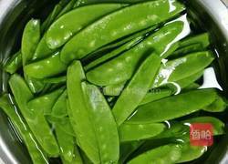 荷兰豆炒香肠的做法图解2