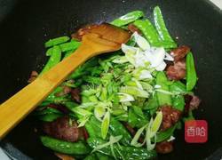 荷兰豆炒香肠的做法图解5