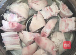 啤酒焖猪蹄的做法图解1