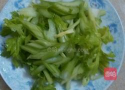 芹菜炒肉的做法图解2
