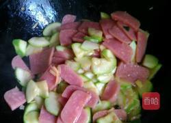 西葫芦炒香肠的做法图解4