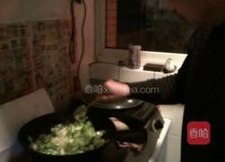为女王做道菜洋葱炒西芹的做法图解2