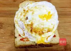 Illustration of how to make ham and omelette sandwich 9