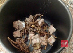 茶树菇排骨汤的做法图解5