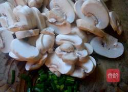 蘑菇蛋花汤的做法图解2