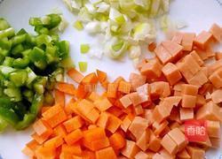 香肠炒饭的做法图解1