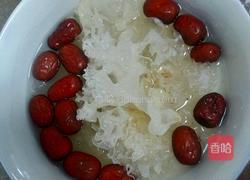 红枣红豆银耳莲藕汤的做法图解1