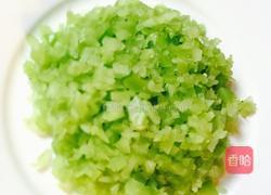 胡萝卜炒火腿肠的做法图解3