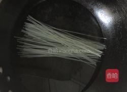 豆芽菜炒粉的做法图解1