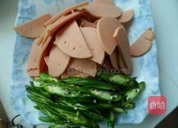 辣椒炒火腿肠的做法图解2