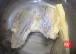芹菜炒腊肉的做法图解1