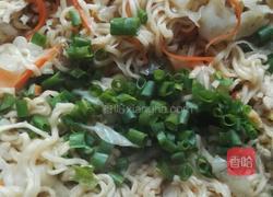 包菜炒泡面的做法图解6