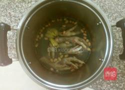 花生鸡脚汤的做法图解2