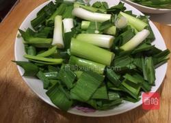 大蒜炒腊肉的做法图解1