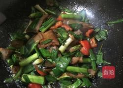 大蒜炒腊肉的做法图解8