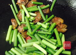 糖醋香肠蒜苔的做法图解7