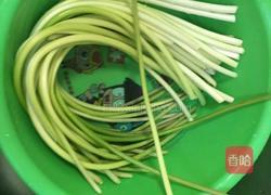 四川腊肉炒蒜苔的做法图解1