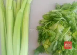 Illustration of how to make celery and yuba 1