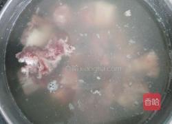 排骨莲藕土豆汤的做法图解1