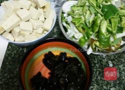 辣椒炒冻豆腐的做法图解1