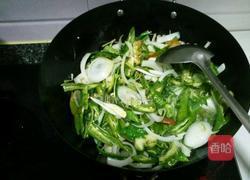 辣椒炒冻豆腐的做法图解2