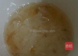 冰糖牛奶炖桃胶的做法图解2