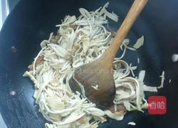 腊肉烩竹笋的做法图解2